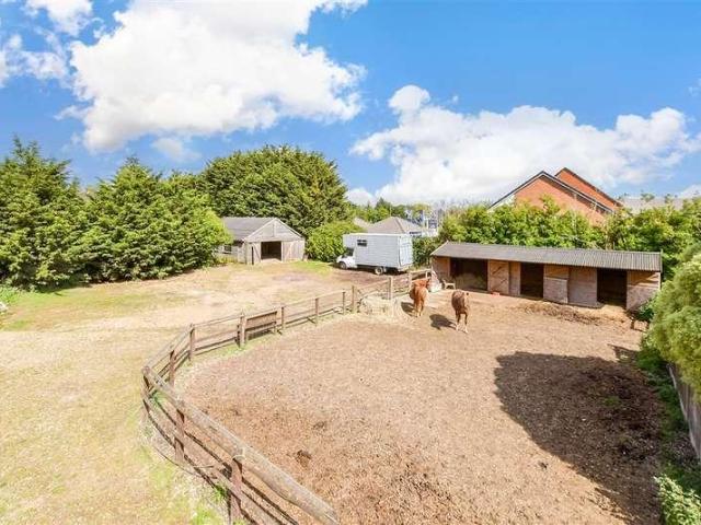 6 bed house for sale