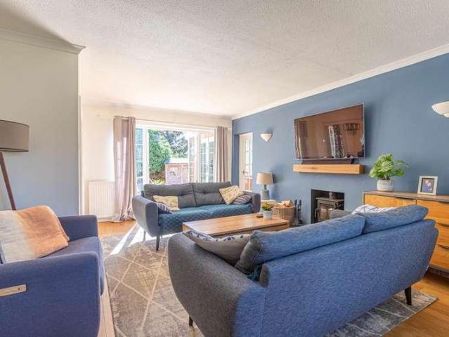 6 bed house for sale