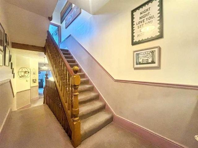 6 bed house for sale