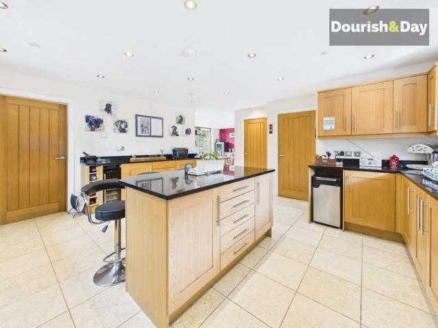 6 bed house for sale