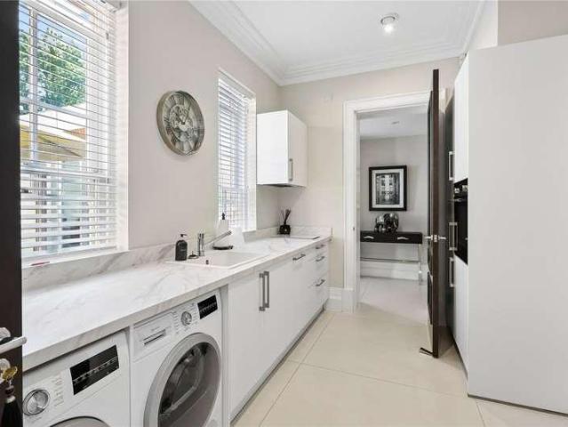 6 bed house for sale