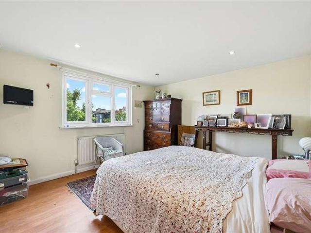 6 bed house for sale
