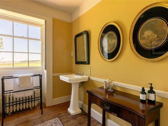 6 bed house for sale