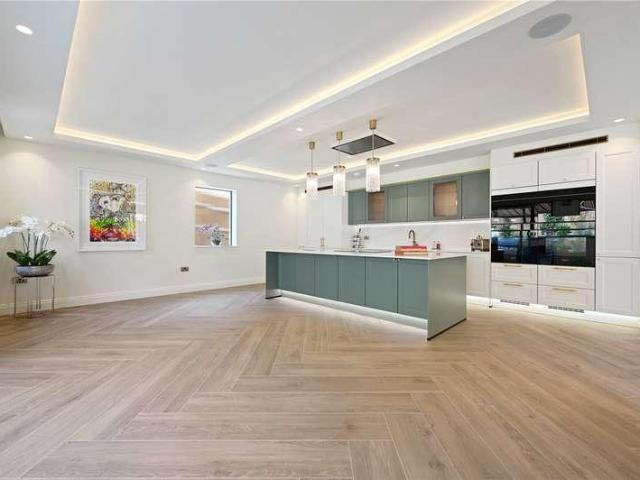 6 bed house for sale