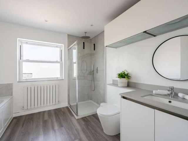 6 bed house for sale