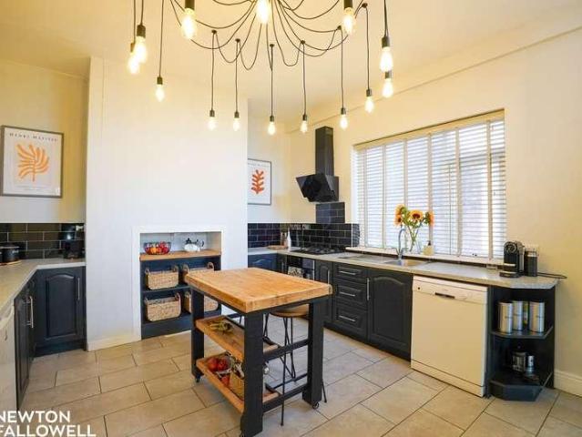 6 bed house for sale