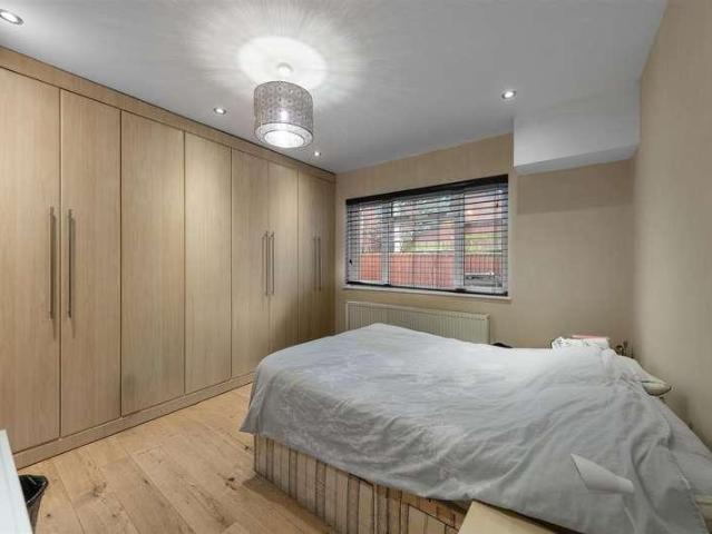 6 bed house for sale