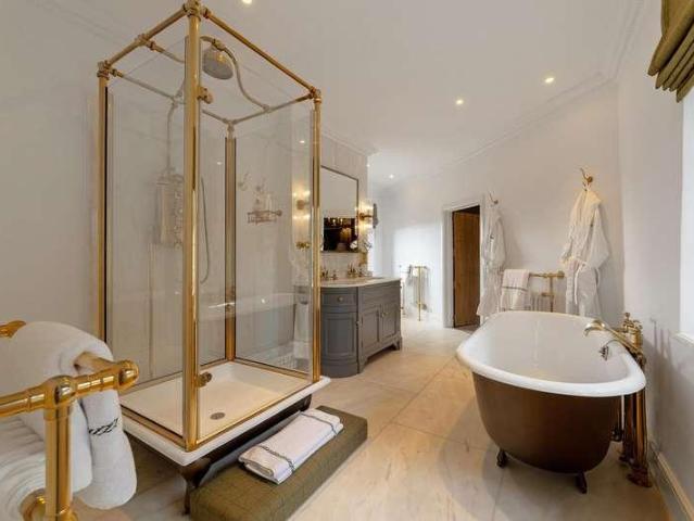 6 bed house for sale