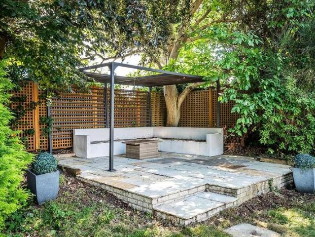 6 bed house for sale