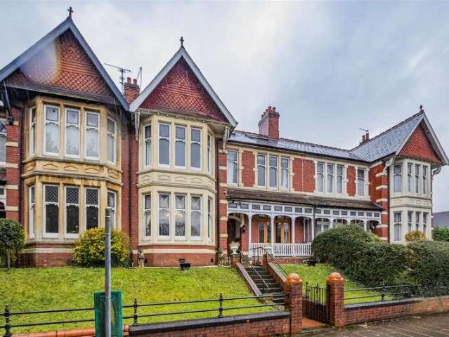 6 bed house for sale