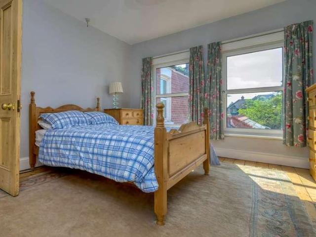 6 bed house for sale
