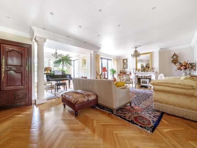 6 bed house for sale
