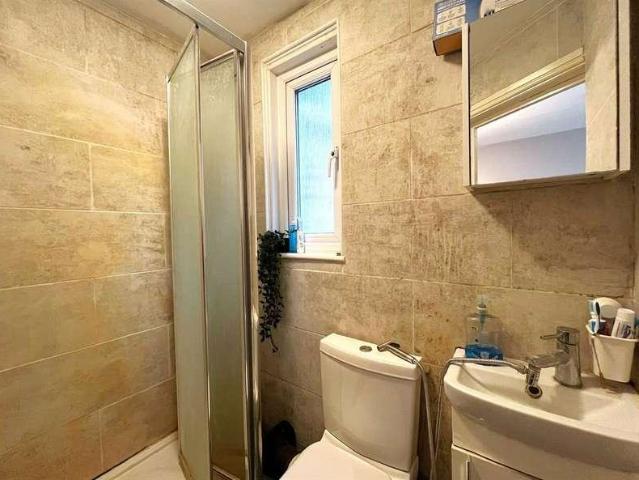 6 bed house for sale
