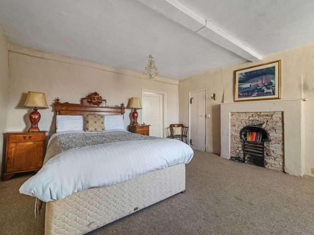 6 bed house for sale