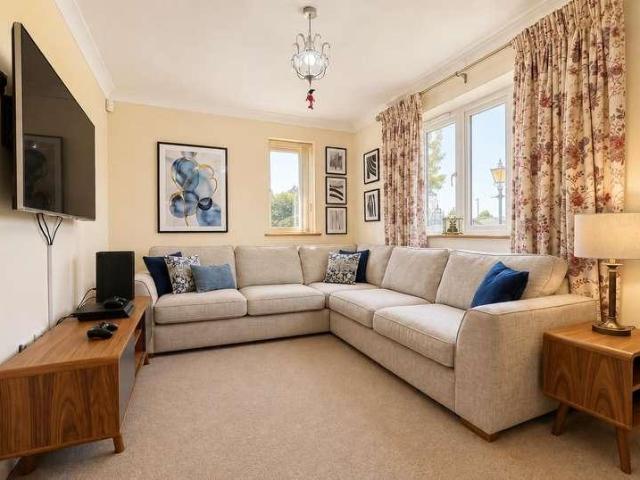 6 bed house for sale