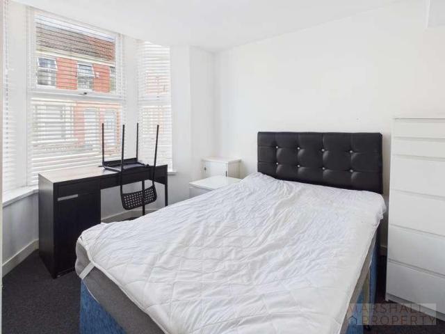 6 bed house for sale
