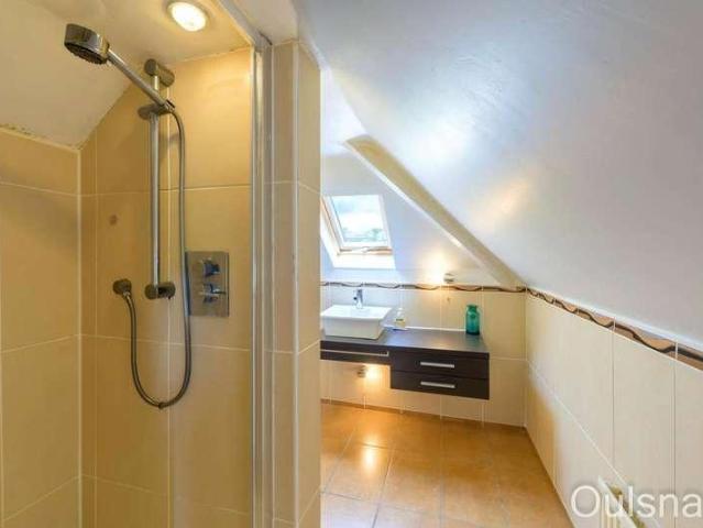 6 bed house for sale