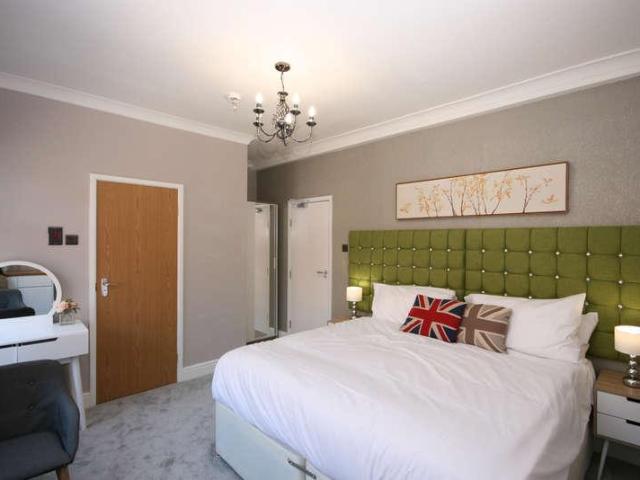 6 bed house for sale