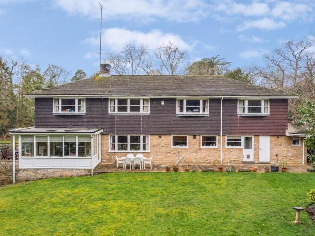 6 bed house for sale