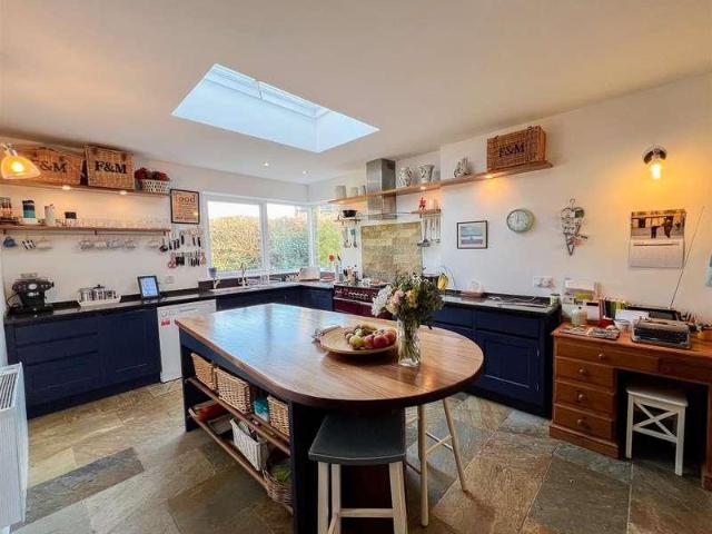 6 bed house for sale