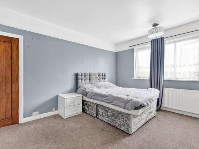 6 bed house for sale