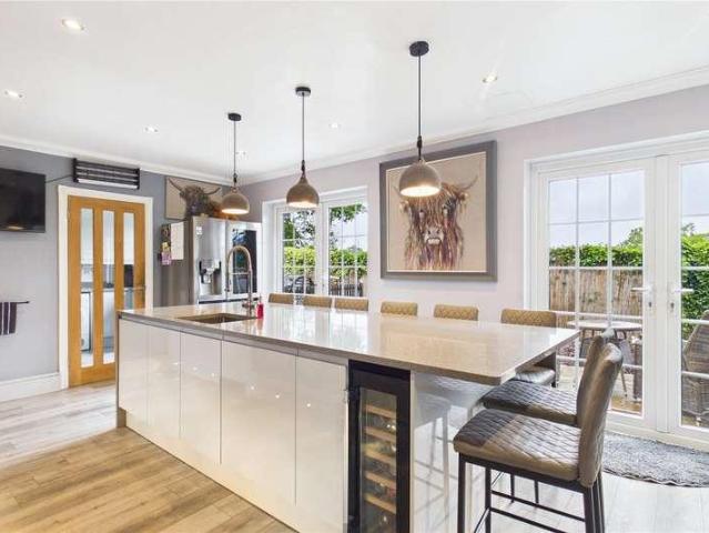 6 bed house for sale