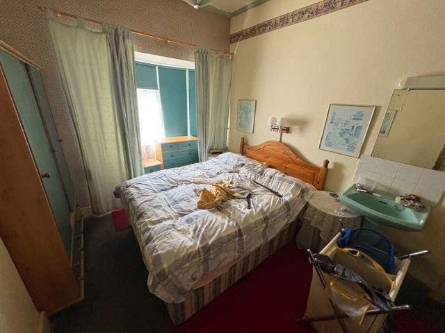 6 bed house for sale