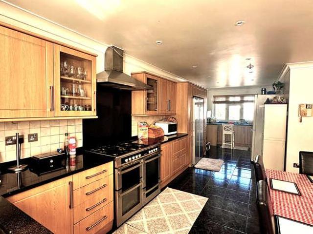 6 bed house for sale