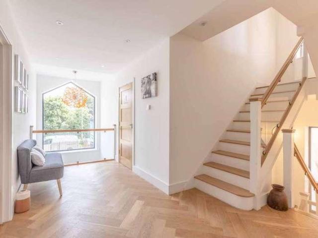 6 bed house for sale