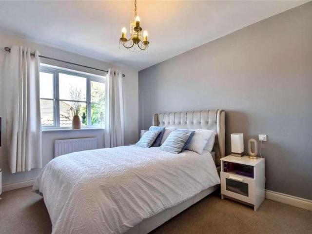 6 bed house for sale