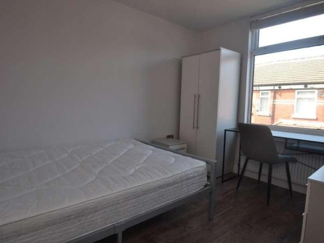 6 bed house for sale