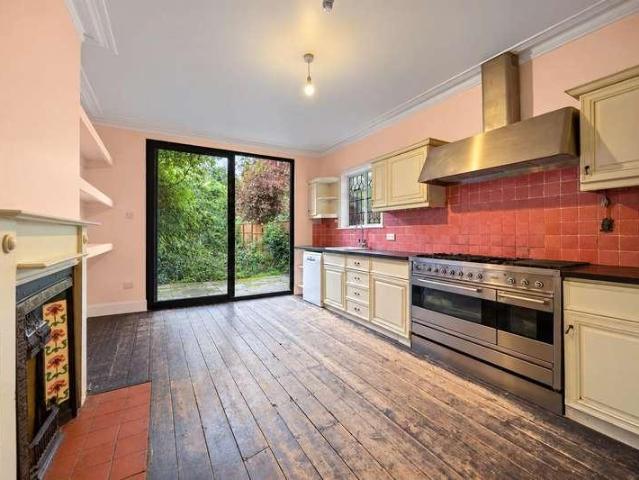 6 bed house for sale
