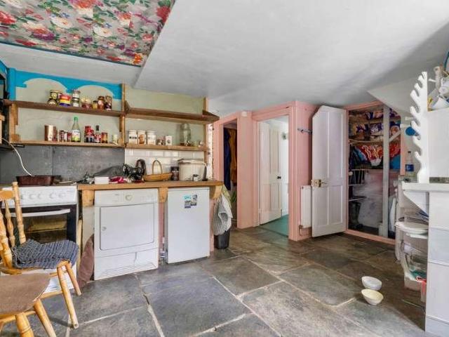 6 bed house for sale