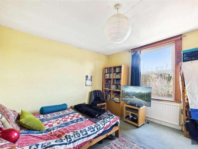 6 bed house for sale