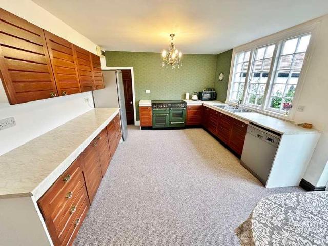 6 bed house for sale