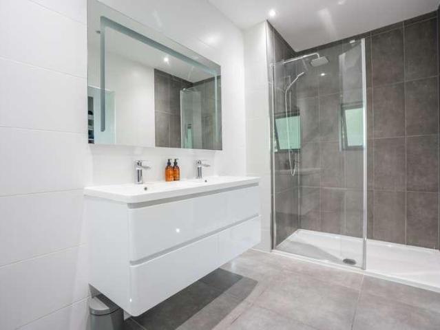 6 bed house for sale