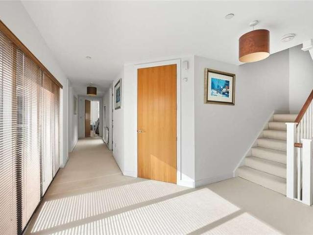 6 bed house for sale