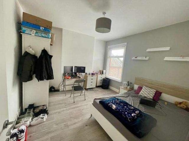 6 bed house for sale