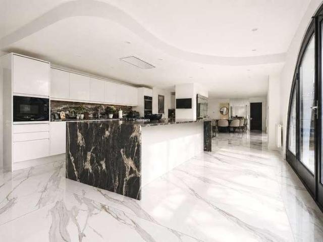 6 bed house for sale