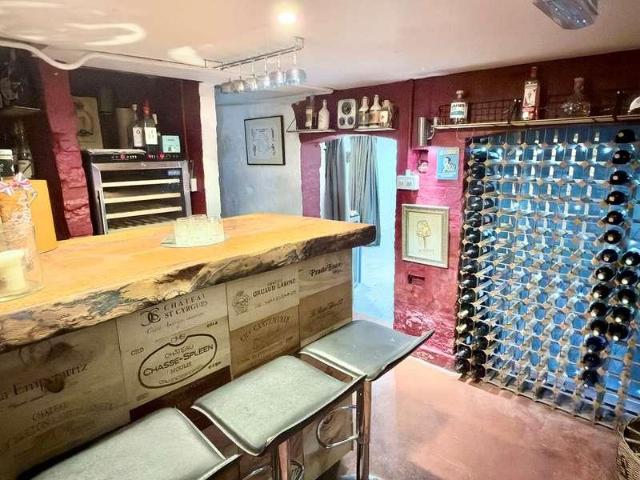 6 bed house for sale