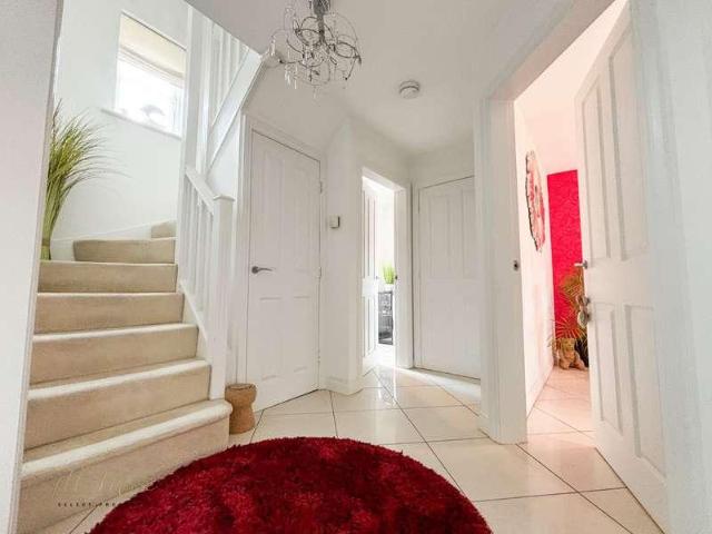 6 bed house for sale