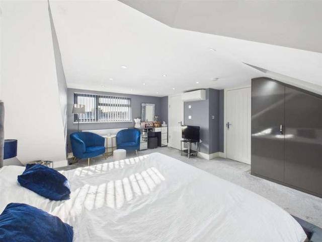 6 bed house for sale