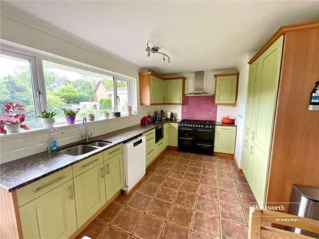 6 bed house for sale