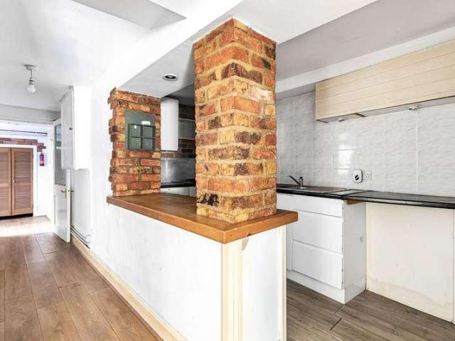 6 bed house for sale