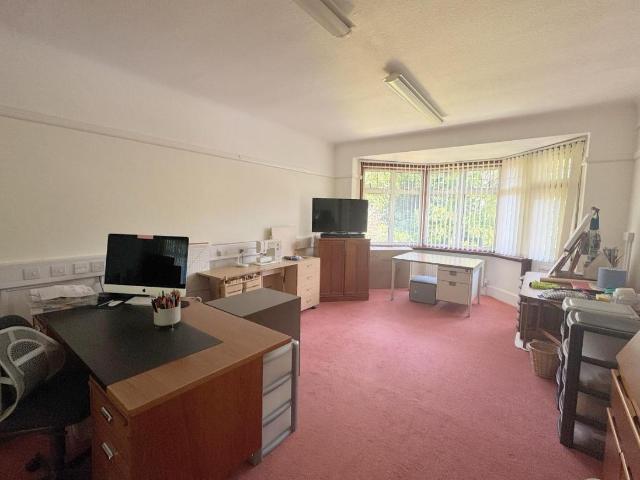 6 bed house for sale
