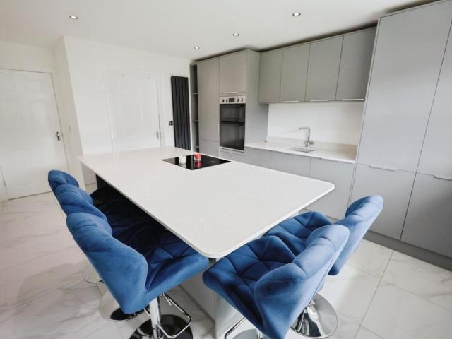 6 bed house for sale