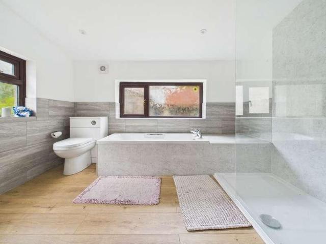 6 bed house for sale