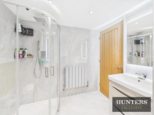 6 bed house for sale