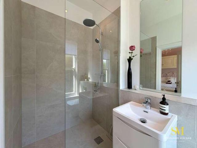 6 bed house for sale