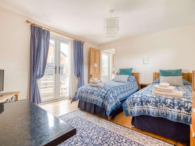 6 bed house for sale